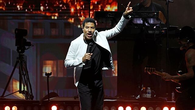 Lionel Richie Hospitalized for Heart Procedure, Cancels Shows